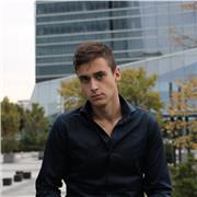 Profesor que imparte clases de matemáticas a los alumnos de la eso para debajo